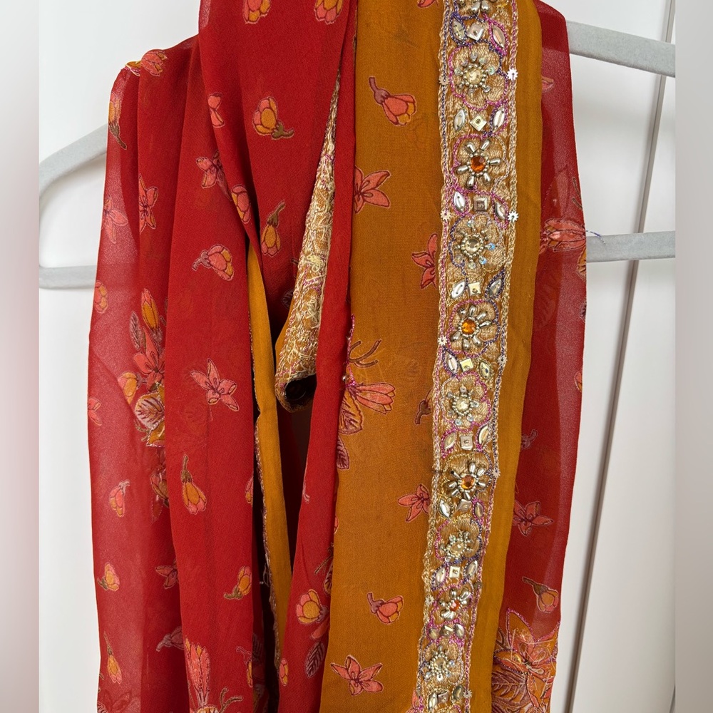 Beautiful silk dupatta, never worn.